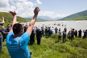 Tag 33: Vjosa, Albanien: Paddler werden von zahlreichen Personen begrüßt, darunter Anrainer, Politiker, Musiker, Vertreter von Naturschutzorganisationen.